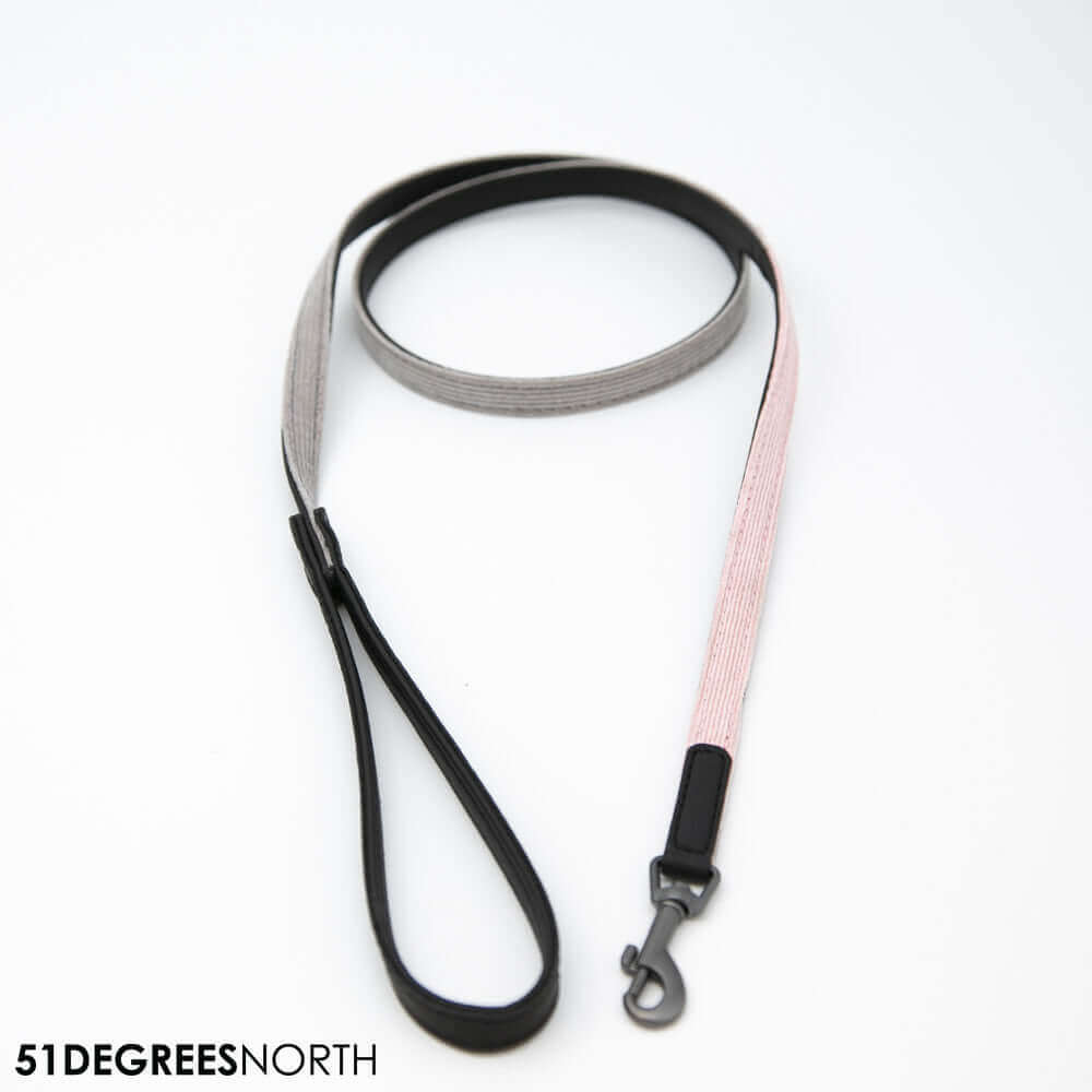 51 DN Milano Puppy Hondenriem, een stijlvolle hondenleiband met corduroystof en sterke musketonhaak voor comfortabele wandelingen.
