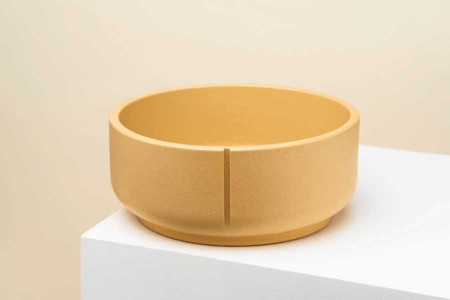 Een handgemaakte marmer-print bowl van Pino Classic Feeder Camel Brown voor honden, geschikt voor water en voeding binnen & buiten.
