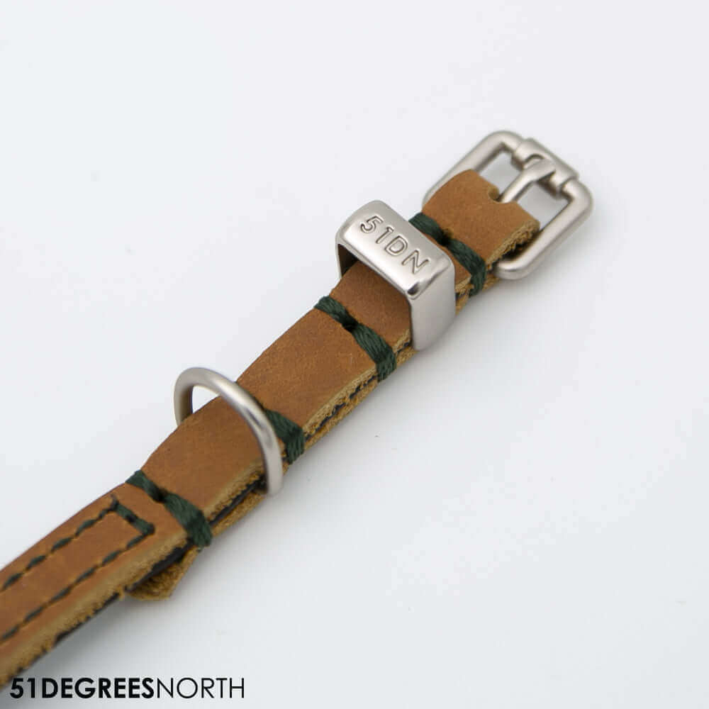 Hondenhalsband met gesp-sluiting en contrasterende stiksels uit Milano Contrast collectie.