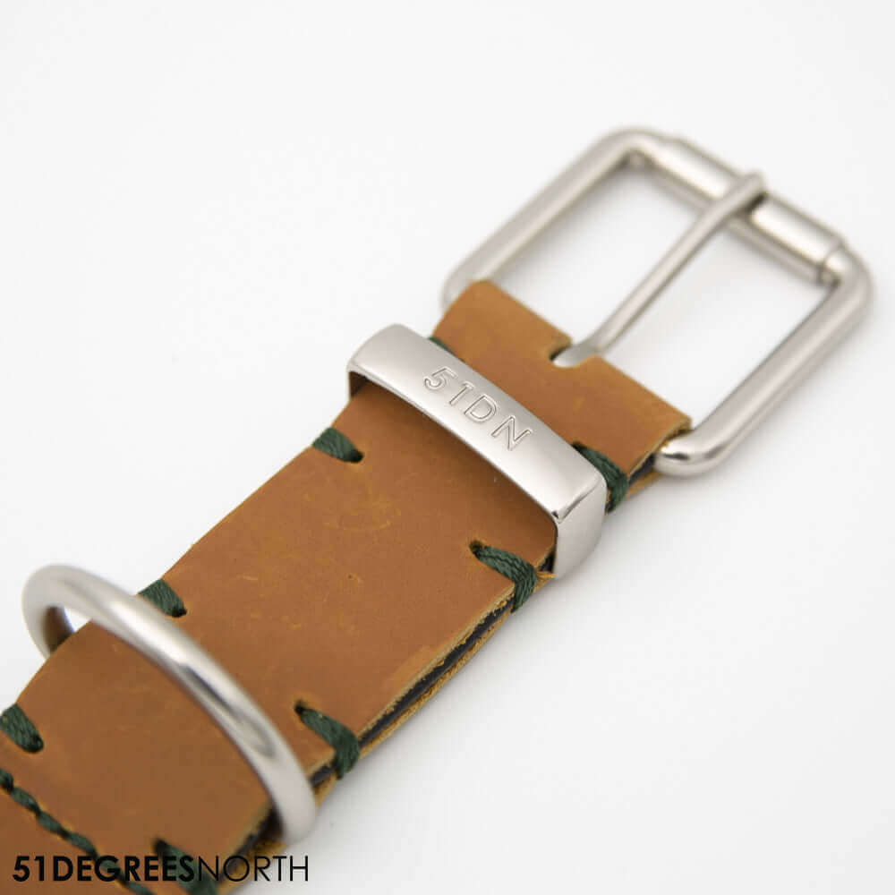 Een stijlvolle hondenhalsband met gesp-sluiting en contrasterende stiksels uit de Milano Contrast collectie.
