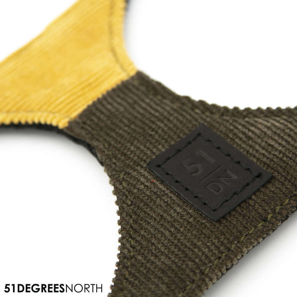 Close-up van comfortabel hondentuigje uit Milano Colors collectie, verstelbare riemen voor perfecte pasvorm, gemaakt van trendy corduroystof.