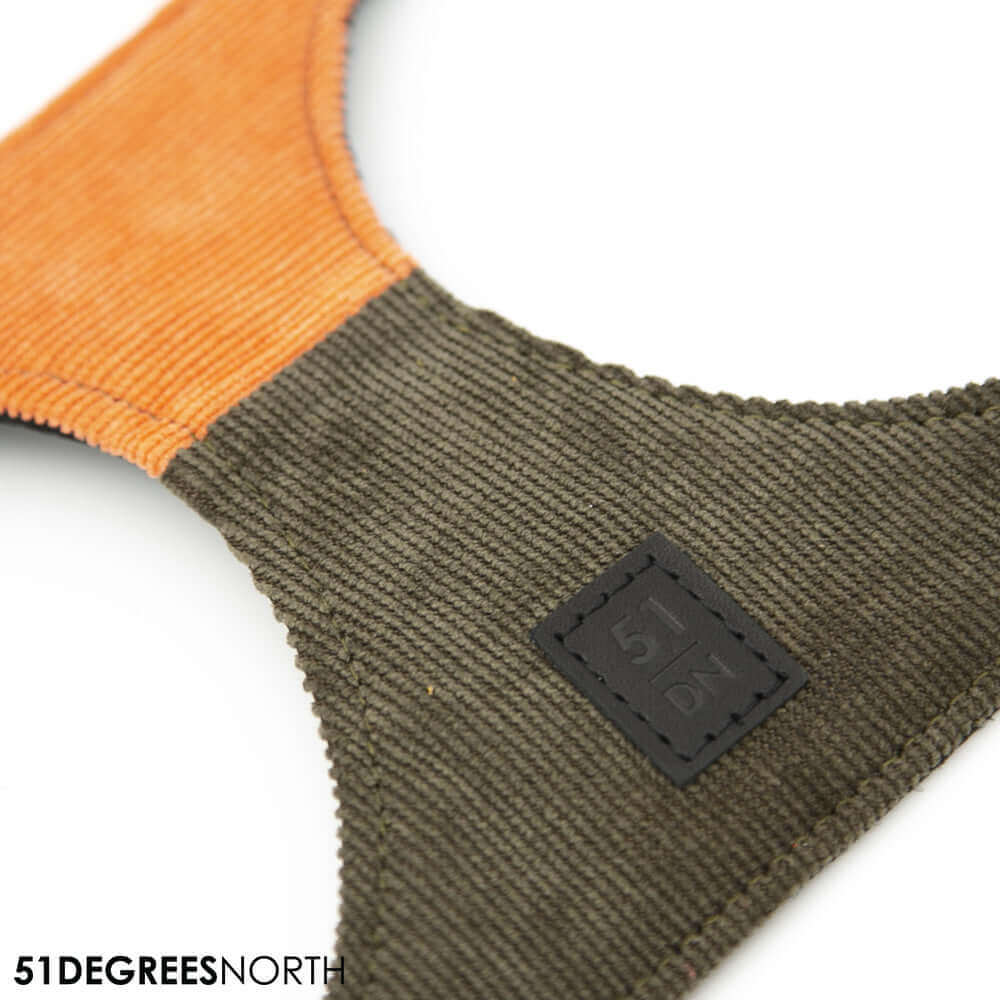 Close-up van een stijlvol hondentuigje van corduroystof uit de Milano Colors collectie. Verstelbare riemen voor comfort.