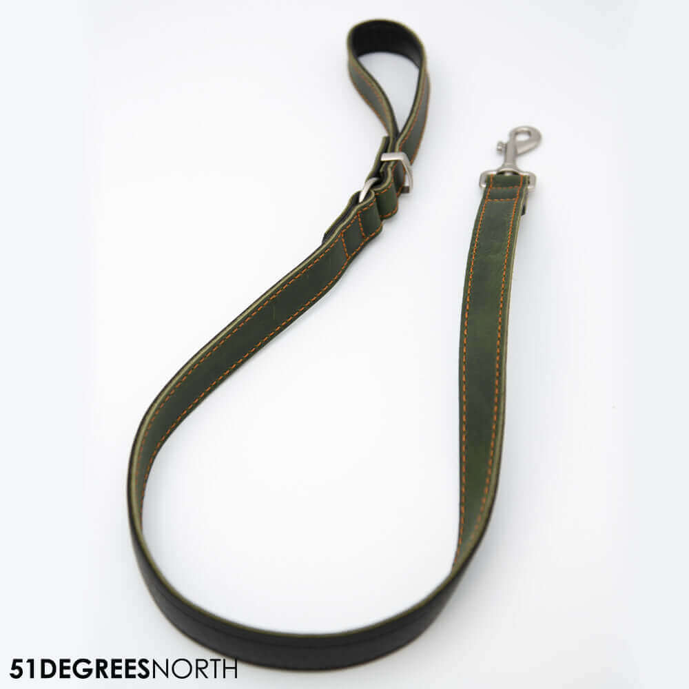 Hondenleiband met musketonhaak en contrasterende stiksels uit Milano Contrast collectie.