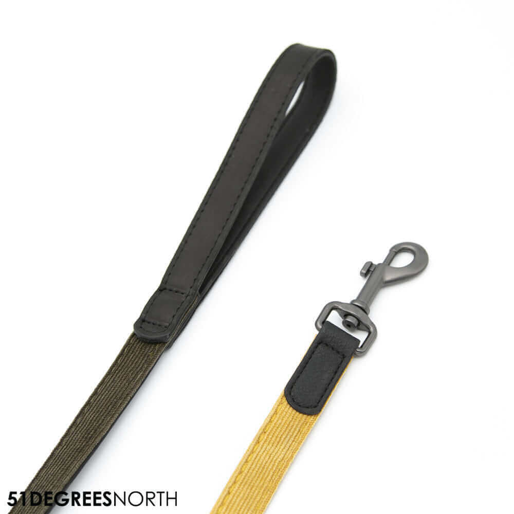 Close-up van 51 DN Milano Puppy Hondenriem, een stijlvolle hondenleiband met corduroystof en sterke musketonhaak.