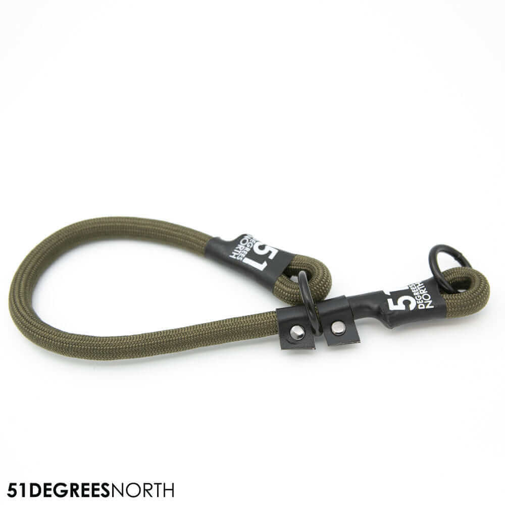 Een close-up van een hondenriem met een connector en lanyard, onderdeel van de Wanderful collectie van 51 Degrees North.