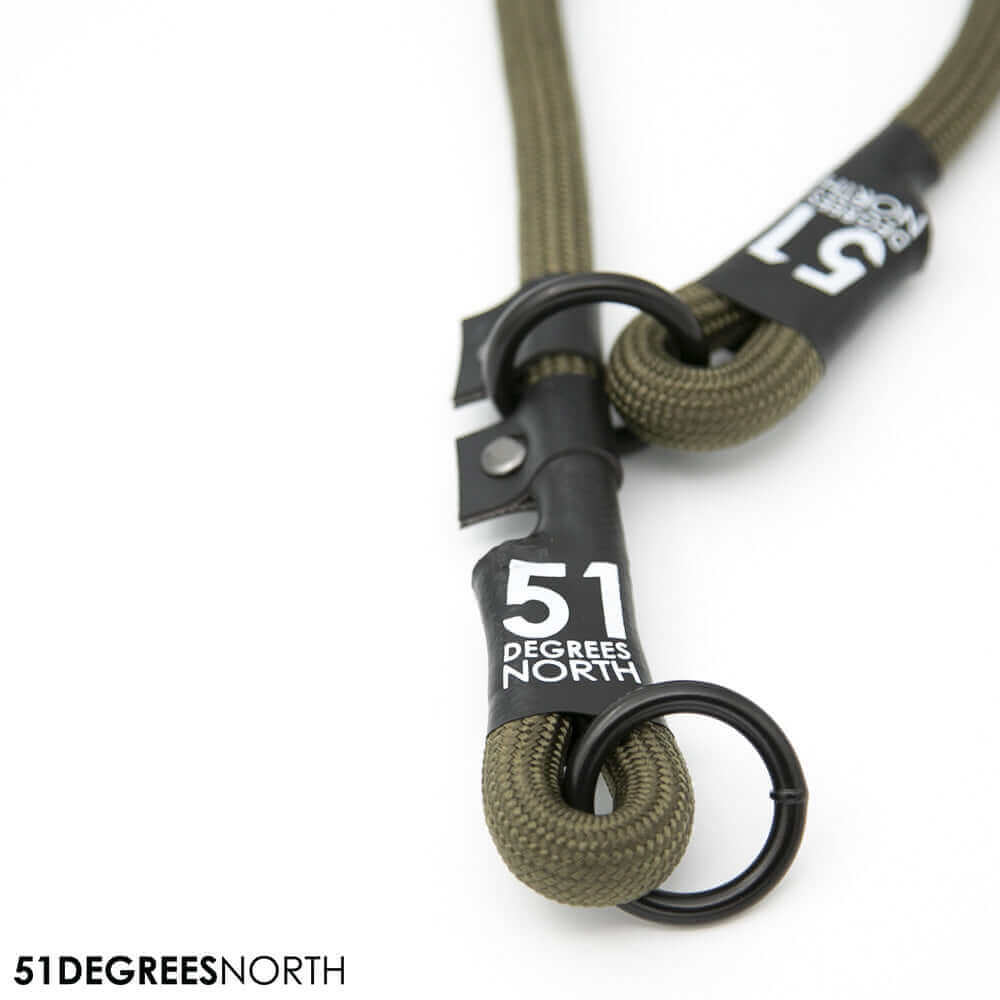 Close-up van een nylon sliphalsband met connector en lanyard. Gemaakt van stevig nylon voor trainingsdoeleinden.