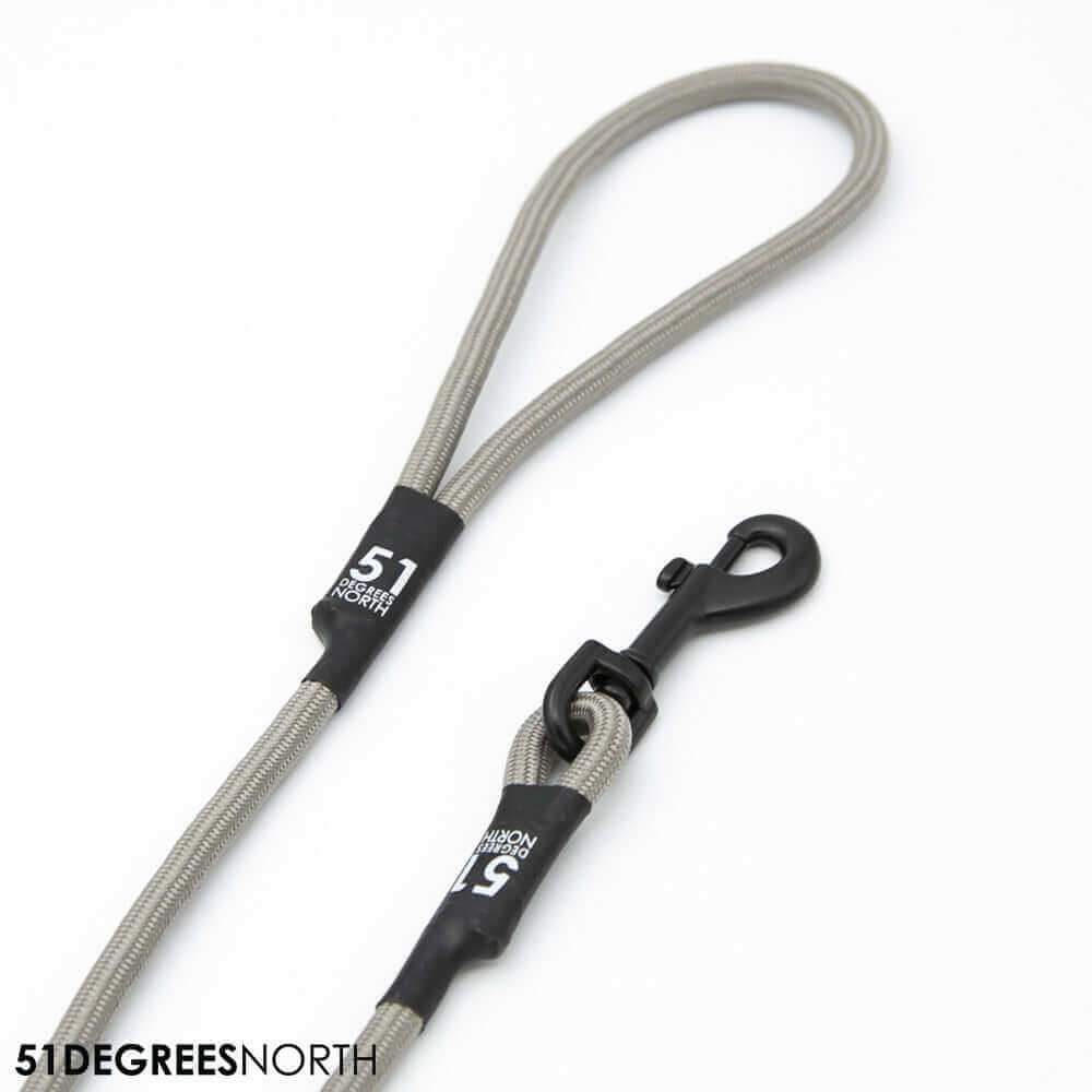 Close-up van een nylon hondenriem uit de Wanderful collectie, ideaal voor training en opvoeding. Gemaakt van stevig en duurzaam nylon.