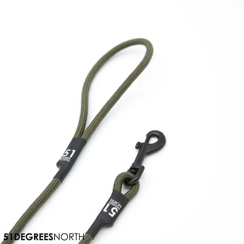 Close-up van een stevige nylon hondenriem uit de Wanderful collectie voor training en wandelingen.