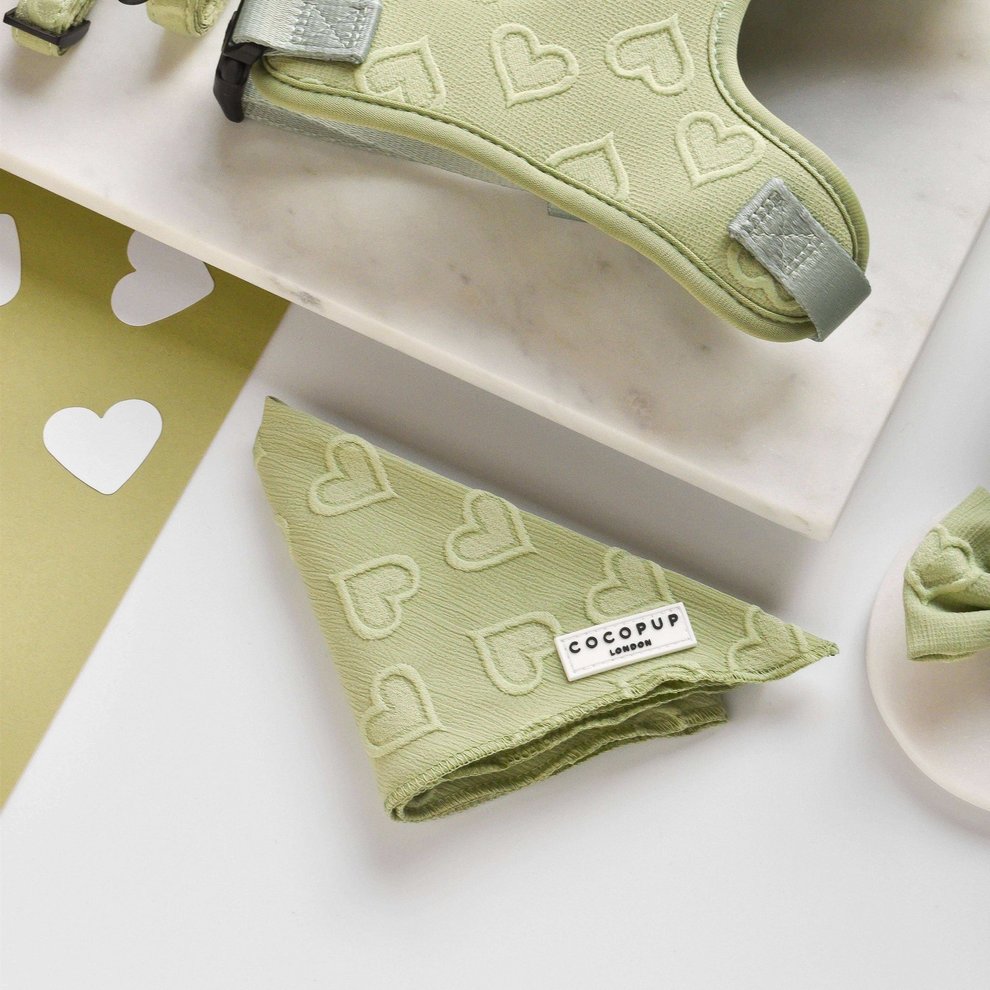 Luxe bandana - Sage Heart, handgemaakt met liefde voor je pup. Stijlvol en comfortabel voor een moeiteloos coole look.