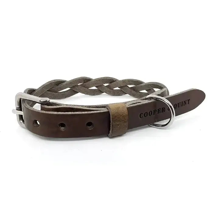 Halsband van biologisch gelooid leer met zilverkleurige gesp en d-ring. Handgemaakt, Twisted Halsband Stone.