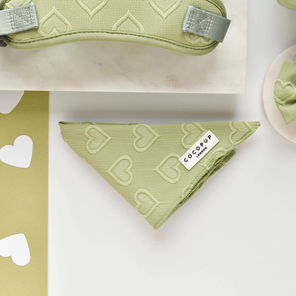 Luxe bandana - Sage Heart, een stijlvolle bandana voor je pup. Handgemaakt van lichtgewicht polyester voor comfort en stijl.